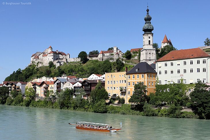 Bild 1: Heitere Plättenfahrt nach Burghausen