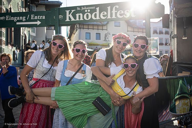 Bild 1: Zum 40. Knödelfest nach St. Johann in Tirol