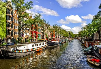 Tulpen, Grachten und ein Hotelschiff in Amsterdam
